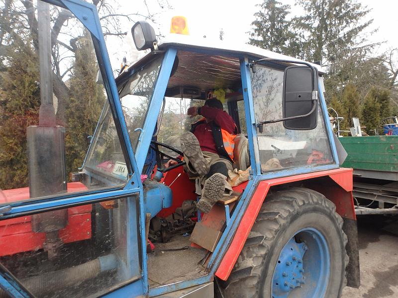 foto 001.jpg - Jirka Dbnek ve svm traktoru